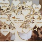 Albero della vita con incisioni personalizzabili in legno di pioppo da 3mm, è un regalo unico e prestigioso che riesce a lasciare il segno in ogni evento. E' possibile incidere nel cuore centrale una frase e nei 3 cuori grandi dei nomi in base alla lunghezza degli stessi.