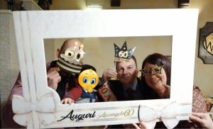 Allestimento compleanno 60 anni elegante a tema Oro e Nero con cornici selfie