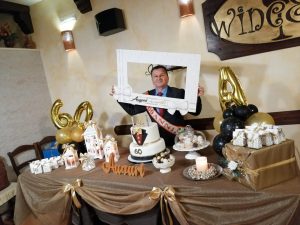 Allestimento compleanno 60 anni elegante a tema Oro e Nero con cornice selfie personalizzata