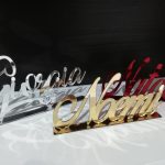 Nome o Scritta Personalizzata Vetro Acrilico Specchiato o Plexiglass con base d'appoggio.