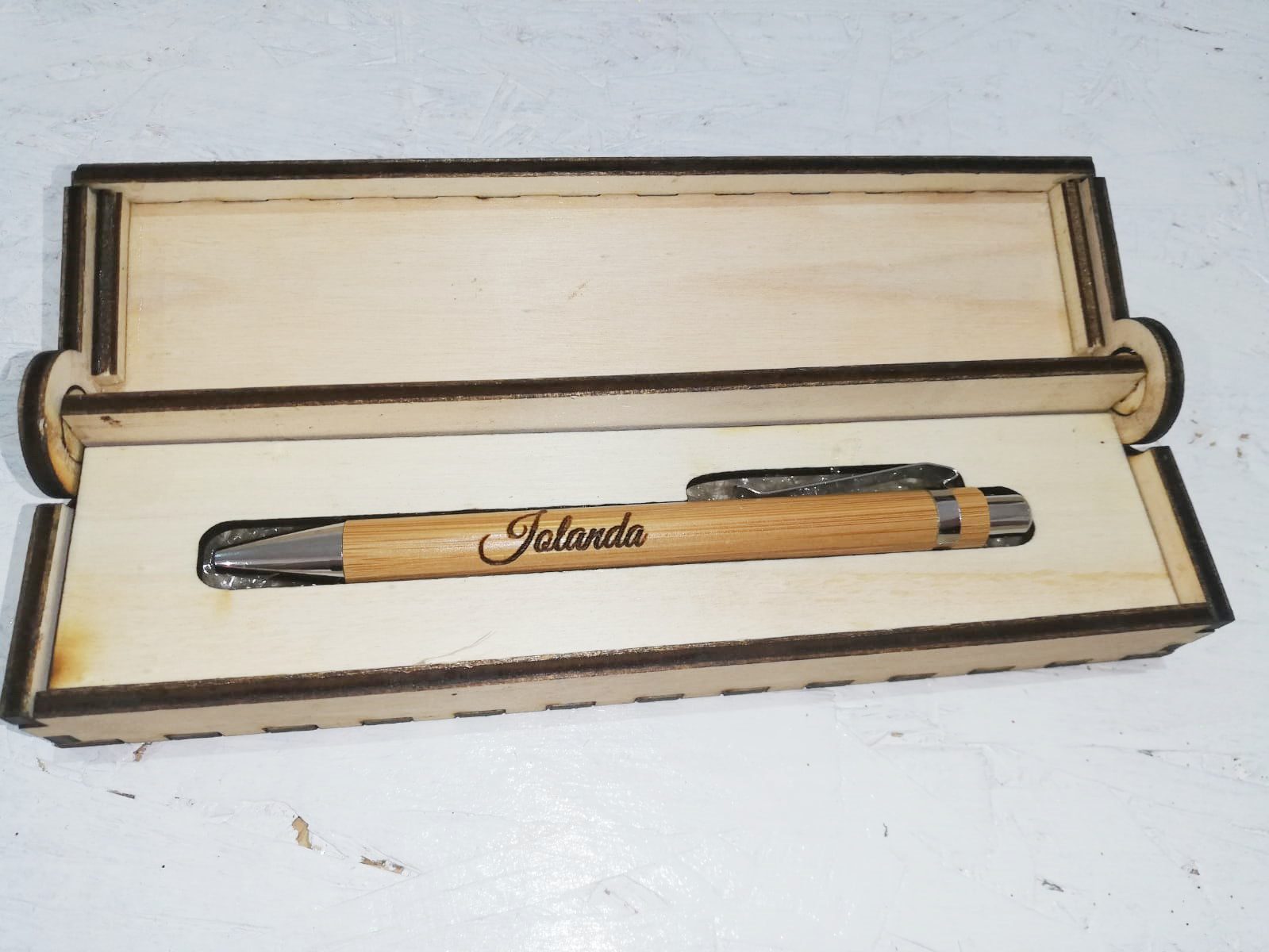 Penna e cofanetto in legno personalizzabile con incisione laser. –