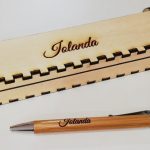 Penna e cofanetto in legno personalizzabile con incisione laser.