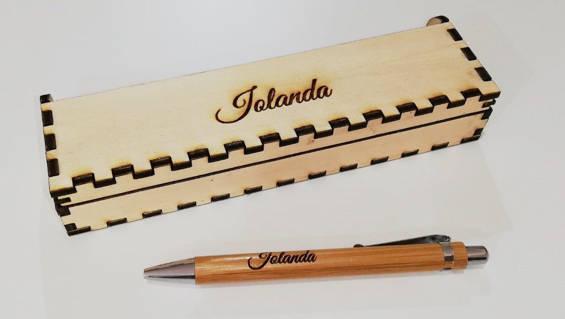 Penna e cofanetto in legno personalizzabile con incisione laser. –