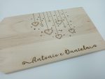 Tagliere in Legno con cuori e nomi personalizzati incisi misura 30x12cm - immagine 3