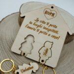 Portachiavi in legno da parete con nomi personalizzati e frase centrale 13x14x1cm