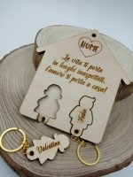 Portachiavi in legno da parete con nomi personalizzati e frase centrale 13x14x1cm