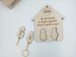 Portachiavi in legno da parete con nomi personalizzati e frase centrale 13x14x1cm - immagine 4