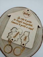 Portachiavi in legno da parete con nomi personalizzati e frase centrale 13x14x1cm - immagine 2