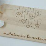 Tagliere in Legno con cuori e nomi personalizzati incisi misura 30x12cm