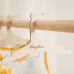 Gruccia in Pioppo con nome personalizzato inciso - Misura 21x12cm