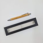 Penna in legno personalizzabile con incisione e confezione in cartoncino - immagine 8