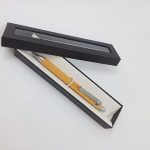 Penna in legno personalizzabile con incisione e confezione in cartoncino - immagine 9