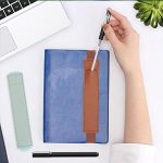 Portapenne in Pelle PU Rettangolare con Fascia Elastica per Tablet ed Agende - immagine 6