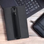 Portapenne in Pelle PU Rettangolare con Fascia Elastica per Tablet ed Agende - immagine 4