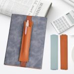 Portapenne in Pelle PU Rettangolare con Fascia Elastica per Tablet ed Agende - immagine 9