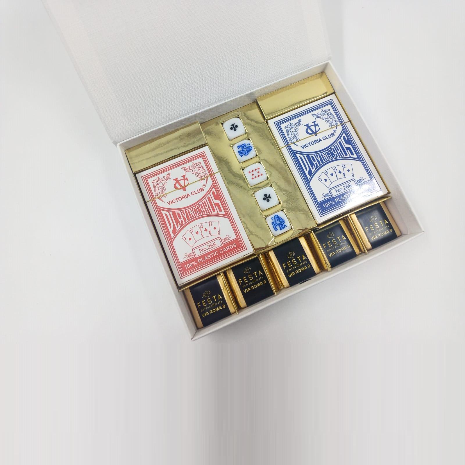 BOX PLAY con 2 mazzi di carte 5 dadi e 5 cioccolatini personalizzati BOX PLAY con 2 mazzi di carte 5 dadi e 5 cioccolatini personalizzati