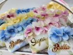 Pochette in Organza a Fiori Personalizzabile con una "Parola" in Plexiglass e Confetti - immagine 2