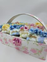 Pochette in Organza a Fiori Personalizzabile con una "Parola" in Plexiglass e Confetti - immagine 3